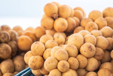 Grup Longkong meyve Pazar arka planda.