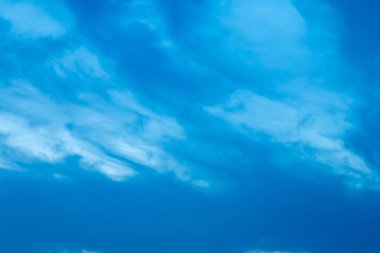 bulutlar gökyüzü akşam üzerinde. Gökyüzü arka plan 