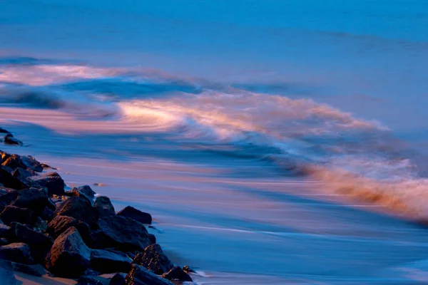 Die Wellen Des Meeres Der Nacht Sind Wunderschöne Farben — Stockfoto