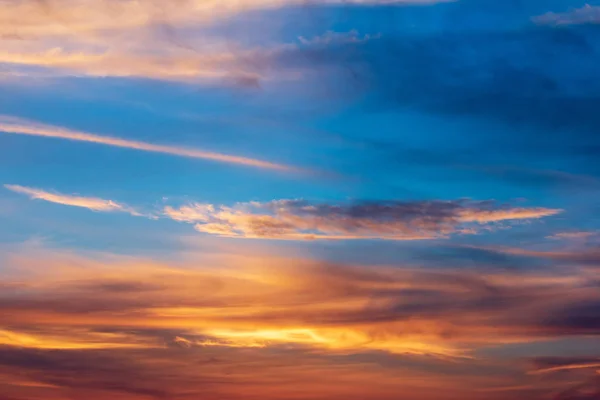 Bulutlar Gökyüzü Akşam Üzerinde Gökyüzü Arka Plan — Stok fotoğraf