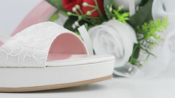 Élégant Luxe Lacé Mariée Chaussures Mariage Bouquet Avec Rose Rouge — Video