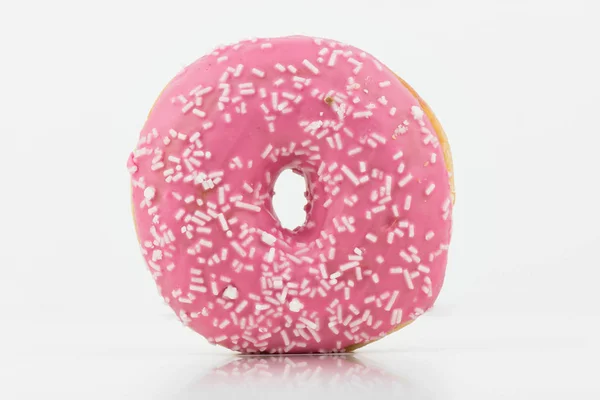 Closeup Delicioso Rosa Colorido Donut Fundo Branco Com Chocolate Branco — Fotografia de Stock