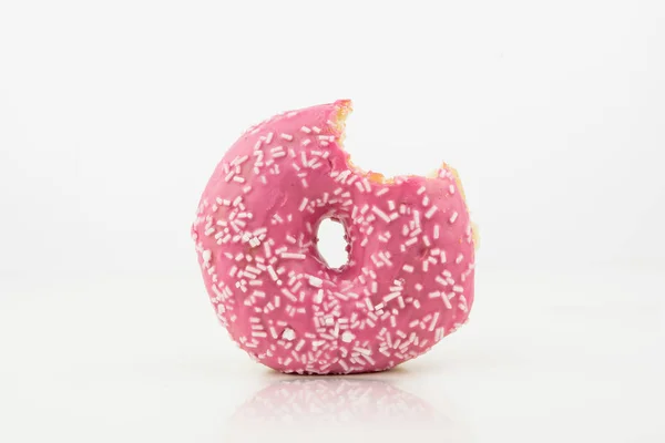 Pokousaný Vynikající Růžové Barevné Prstenec Bílém Pozadí Bílou Čokoládu Isolated — Stock fotografie