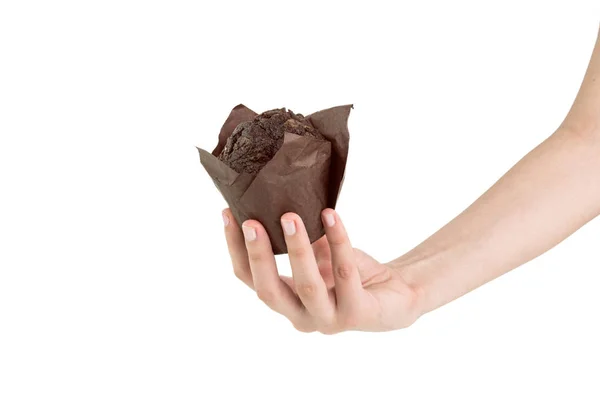 Mano Que Sirve Muffin Negro Del Cacao Con Las Virutas —  Fotos de Stock