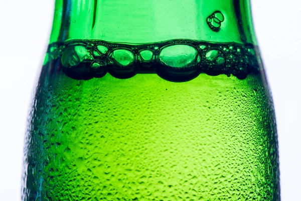 Buz Soğuk Yeşil Bira Şişesi Üzerinde Beyaz Arka Plan Closeup — Stok fotoğraf