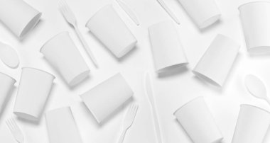 Beyaz gerçekçi plastik bardaklar, çatallar, kaşıklar ve üst bıçakları görüntülemek 3d render illüstrasyon