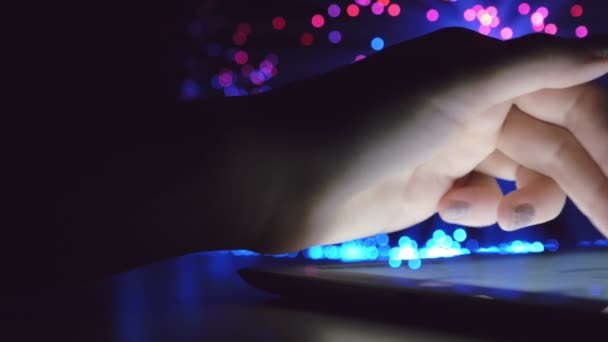 Mulher Mão Tocando Navegando Dispositivo Tablet Quarto Escuro Com Luzes — Vídeo de Stock