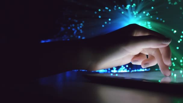 Kadına Dokunmak Tablet Cihaza Renkli Bulanık Fiber Optik Işık Closeup — Stok video