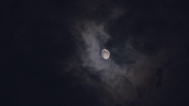 Pleine Lune à Minuit Avec des Nuages Vents Rapides Se Déplaçant Devant 