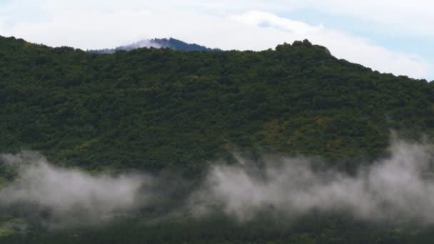 Γρήγορη Μετακίνηση Σύννεφα Χαμηλή Στάση Βουνό Μια Θυελλώδη Ημέρα Βροχερή — Αρχείο Βίντεο