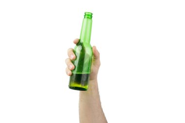 Buz soğuk ıslak bira şişesi üzerinde beyaz izole tutan el