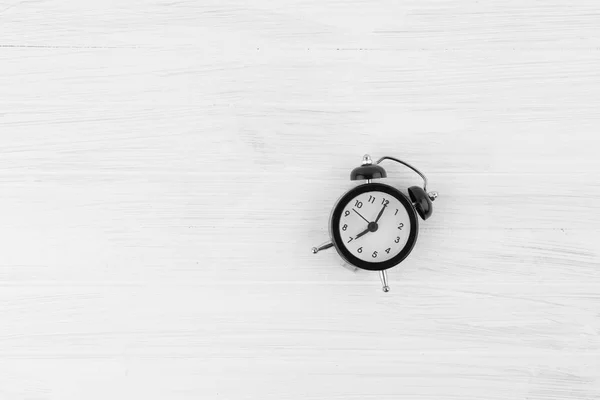 ツイン鐘と明るい白いウッドの背景黒のレトロな目覚まし時計 — ストック写真