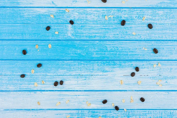 新鮮な青白のハイ コントラスト傷それの生コーヒー ベナスとウッドの背景空スペース上の角度 — ストック写真