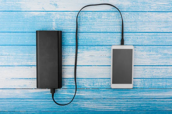 Moderní Chytrý Telefon Vybité Baterii Připojenou Velké Externí Power Bank — Stock fotografie