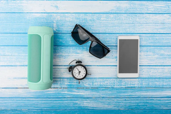 Altavoz Portátil Inalámbrico Moderno Junto Gafas Sol Moda Teléfono Inteligente — Foto de Stock