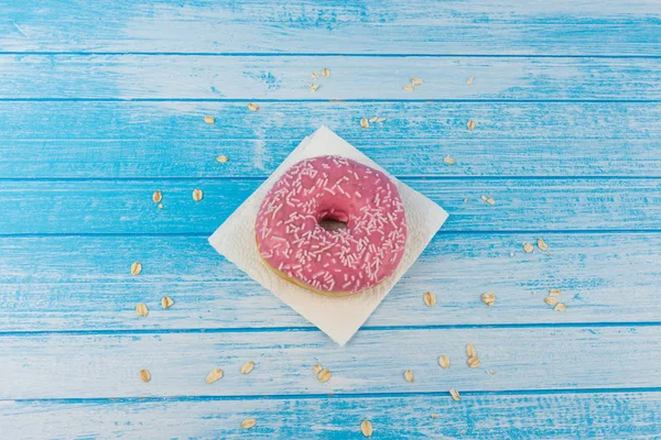 Doce Saboroso Donut Rosa Papel Fundo Madeira Contraste Alto Branco — Fotografia de Stock