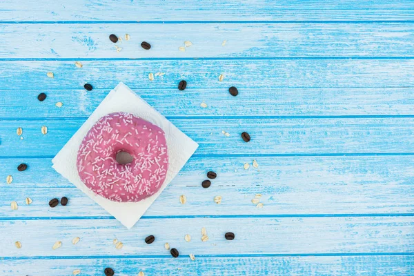 Doce Saboroso Donut Rosa Papel Fundo Madeira Alto Contraste Branco — Fotografia de Stock