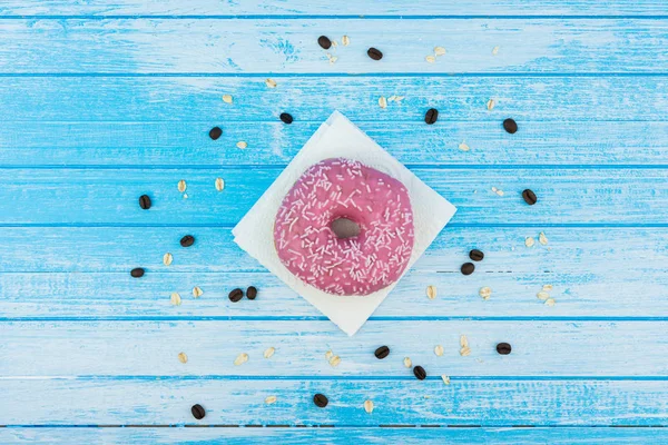 Doce Saboroso Donut Rosa Papel Fundo Madeira Alto Contraste Branco — Fotografia de Stock