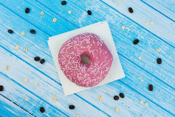 Doce Saboroso Donut Rosa Papel Fundo Madeira Alto Contraste Branco — Fotografia de Stock