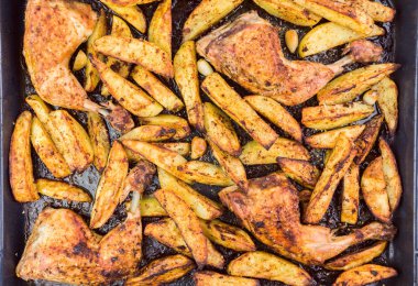 Çıtır tavuk budu ve patates baharatlı baharat ve sarımsak üstten görünüm çanak yüksek kontrastlı