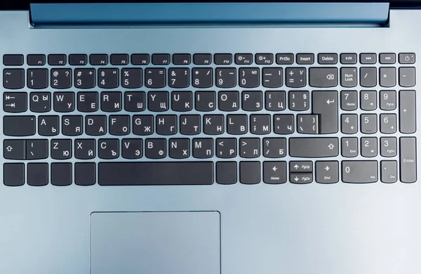 Degrade Mavi Yepyeni Laptop Balck Klavye Closeup Mavi Ahşap Yüzey — Stok fotoğraf
