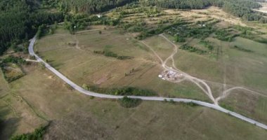 Yavaş hareket Over çam ağacı orman yanındaki küçük dağ Town evleri ile hava atış 