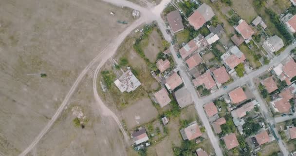 Luchtfoto Schot Met Langzame Beweging Dennenbos Naast Kleine Berg Herenhuizen — Stockvideo