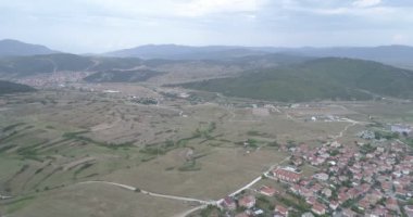 Yavaş hareket Over çam ağacı orman yanındaki küçük dağ Town evleri ile hava atış 