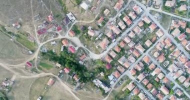 Hava kuş bakışı vurdu çam ağaçları orman yanındaki küçük kasaba evleri yukarıda 