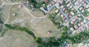 Hava kuş bakışı vurdu çam ağaçları orman yanındaki küçük kasaba evleri yukarıda 