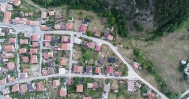 Yavaş hareket Over çam ağacı orman yanındaki küçük dağ Town evleri ile hava atış 