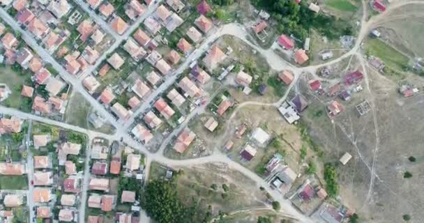 Luchtfoto Bird Eye View Shot Small Town Huizen Naast Pine — Stockvideo