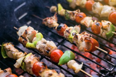 Taze sebze ve bambu sopalarla ateş ve yasaktır Closeup güneşli gün Barbekü ızgara üzerinde Marine et