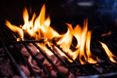 Sıcak kömür ateş Barbekü ızgara Closeup gece altında yumuşak odak ile vurdu