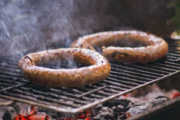 Domowe Kiełbasy Barbecue Grill Gotowanie Palenie Zbliżenie Węgiel Drzewny Ogień — Zdjęcie stockowe