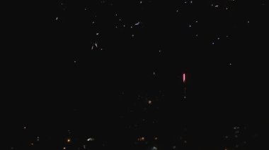 Yeni yıl kutlama şehir havai fişek gökyüzü kasaba karanlık gece havai fişek aydınlatma