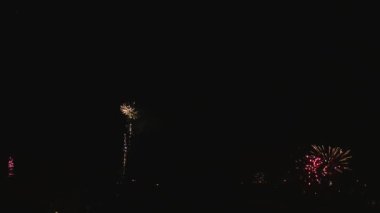 Yeni yıl kutlama şehir havai fişek gökyüzü kasaba karanlık gece havai fişek aydınlatma