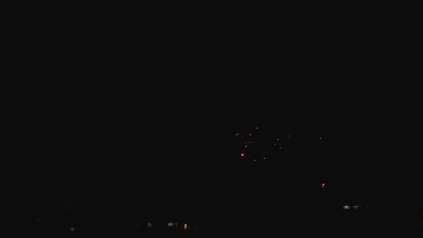 Silvester Feier Stadt Feuerwerk Himmel Beleuchtung Stadt Dunkle Nacht Feuerwerkskörper — Stockvideo