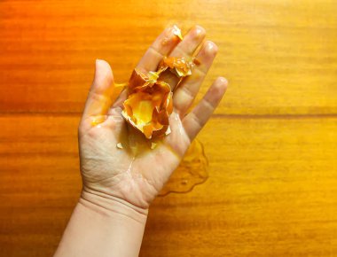 Bir elde çiğ yumurta.