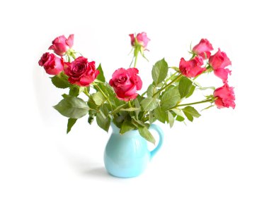 Mavi bir vazoda güzel bir buket gül..