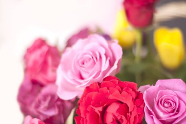 Hasır sepetin içinde güzel güller.