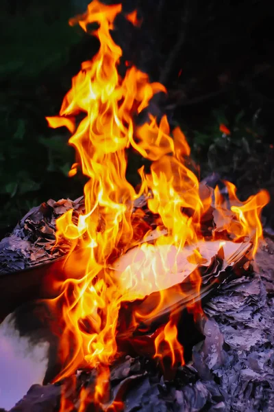 Paper Burning Green Summer Grass Outdoors — Stock Photo, Image