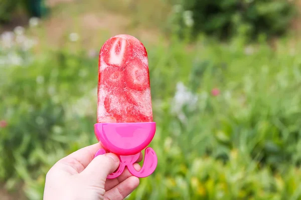 Mão Segurando Cone Sorvete Morango Fundo Natureza Verão Dia Ensolarado — Fotografia de Stock