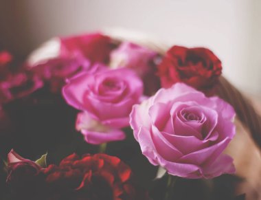 Hasır sepetin içinde güzel pembe ve kırmızı.