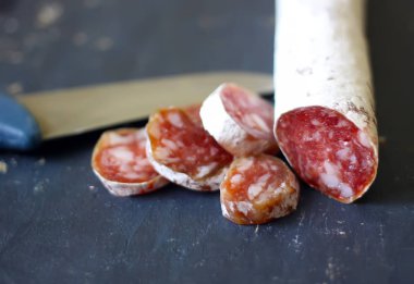 Eskimiş ahşap arka planda baharatlı kurutulmuş sosis..