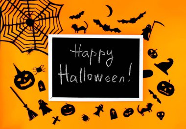 Cadılar Bayramı partisi için dekorasyon. El yapımı kağıt dekor. Kutlama kartı, poster, pankart tasarımı. Örümcek ağı, balkabağı, yarasa, kediler, hayaletler, örümcekler ve turuncu arka plandaki diğer detaylar.