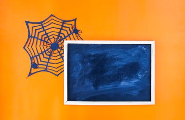 Cadılar Bayramı partisi için dekorasyon. El yapımı kağıt dekor. Kutlama kartı, poster, pankart tasarımı. Klasik tebeşir tahtası. Metin için boş boşluk.