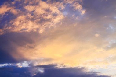 Yumuşak yaz günbatımında bulutlu güzel gökyüzü.