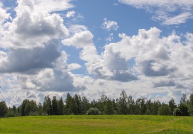 Sıcak yaz gününde beyaz kabarık bulutlu mavi gökyüzü arkaplanı.