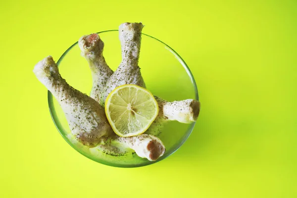 Patas Pollo Crudas Con Hierbas Rodajas Limón Preparadas Para Cocinar — Foto de Stock